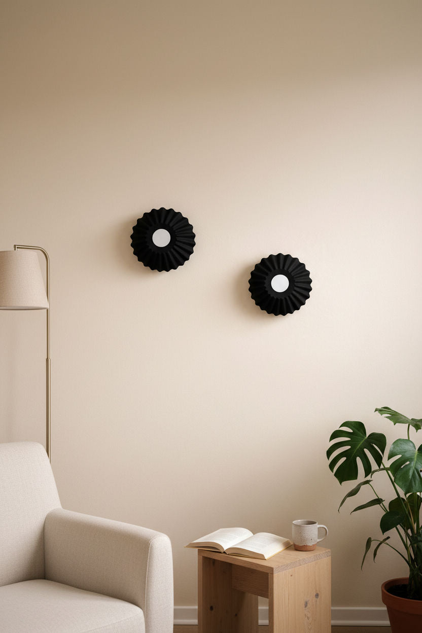 Dos apliques de pared BARI negros en un rincón de lectura - Iberic Deco