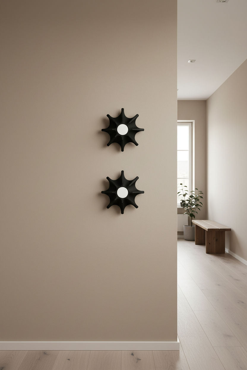 Dos apliques de pared OANI negros en el pasillo - Iberic Deco