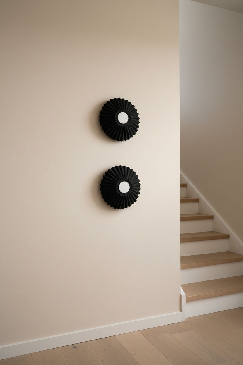 Dos apliques de pared RIVO negros en el pasillo junto a la escalera - Iberic Deco